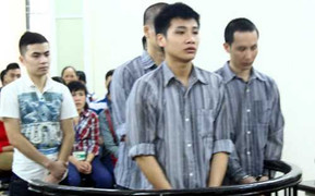 Vuốt má gái tại quán karaoke, 5 thanh niên... vào tù