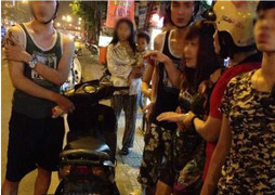 Cướp kéo lê cô gái 100 m ở Hà Nội gây phẫn nộ