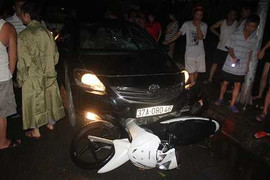 Gây tai nạn, xe ô tô kéo lê xe máy bỏ chạy 4km