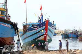 Ngư dân Đà Nẵng hạ thủy một trong số tàu hậu cần lớn nhất miền Trung