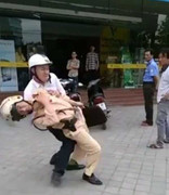 Mẹ bị can hành hung cảnh sát: 'Con tôi dại dột quá'