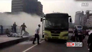 Clip: Xe buýt Trung Quốc bị đốt, 77 người bị thương