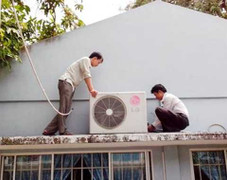 Thợ điều hòa uống tăng lực chạy sô mùa nóng