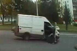 Clip: Ôtô cua gấp hình chữ U, khách văng xuống đường