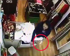 Clip: Quý bà vào shop ở Hà Nội trộm ví tiền nhanh như chớp