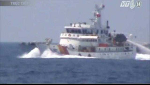Video: Tàu Trung Quốc chồm lên tàu Việt Nam sáng 13/5