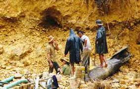 Quảng Nam: Sập hầm, 2 phu vàng bị vùi lấp