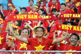 'Cơn lốc đỏ' bùng cháy trong mưa vì tuyển Việt Nam