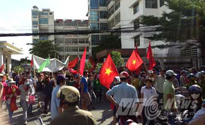 Quá khích ở Bình Dương: Phó GĐ công an TP HCM trấn an