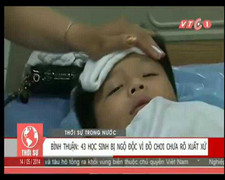 Chơi đồ chơi không rõ xuất xứ, 43 học sinh ngộ độc