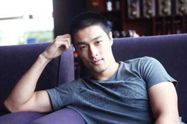 Johnny Trí Nguyễn 'hút' cả đàn ông