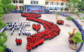 1.000 học sinh mặc áo cờ đỏ xếp bản đồ Việt Nam