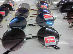 Tràn lan kính 'hàng hiệu' Gucci, Chanel giá... 55.000 đồng