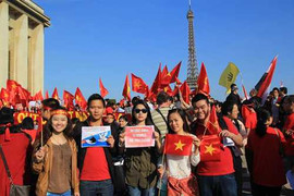 Clip: 1000 người Việt hát Quốc ca trên quảng trường Paris