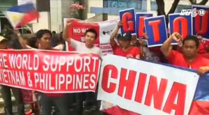 Video: Người Việt và Philippines tuần hành phản đối Trung Quốc