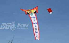 Diều 'chủ quyền biển đảo' rợp trời Hội An