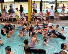 Giá tăng, bể bơi ngày hè vẫn đông nghẹt khách