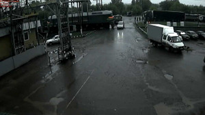 Hãi hùng ô tô bị húc bay khi cố vượt đường ray xe lửa