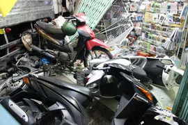 Xe tải mất phanh đâm gãy dải phân cách, lao vào nhà dân