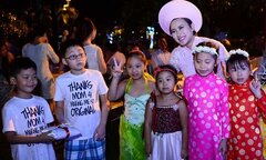 Hai con Khánh Linh mặc đồng phục đi đám cưới