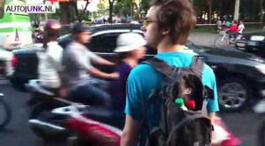 Clip 'đi bộ qua đường ở VN' lên báo nước ngoài