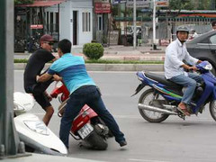 Giả danh cảnh sát hình sự 'làm luật' người vi phạm