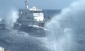 Tường thuật từ giàn khoan: Sức công phá khủng khiếp vòi rồng tàu Trung Quốc