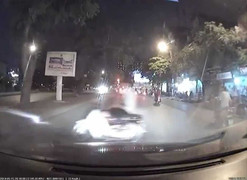 Liều lĩnh trốn cảnh sát, quái xế suýt bị ôtô đâm