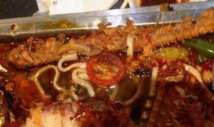 Bị khách tố, chủ nhà hàng nuốt vội bao cao su