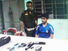 Chở bạn gái mới đến nhà đe dọa người yêu cũ