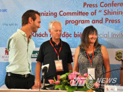 Nick Vujicic xúc động cùng gia đình trở lại Việt Nam