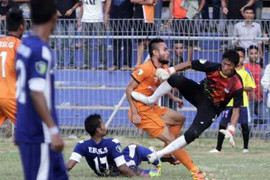 Kinh hoàng tiền đạo tử nạn sau cú đạp của thủ môn