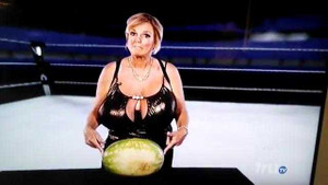 Clip: Một phụ nữ dùng vòng một đập tan quả dưa hấu