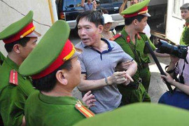 Dương Tự Trọng ngoái nhìn người thân, dặn dò gia đình an tâm