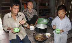 Lạ lùng dị nhân nuôi mãi không lớn ở Bến Tre