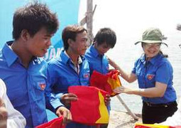 Tặng 25 tỷ đồng bảo hiểm cho tàu cá ngư dân Lý Sơn