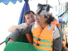 Chàng trai Ba Lan tìm hiểu quy trình làm bánh Pía