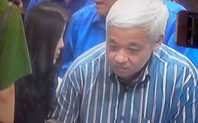 Phút gặp nhau ngắn ngủi của vợ chồng bầu Kiên tại tòa