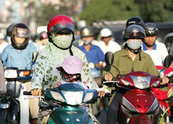 Video: Nắng nóng 40 độ C 'thiêu đốt' Hà Nội