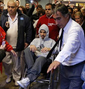 Làm Suarez chấn thương, hậu vệ bị dọa giết