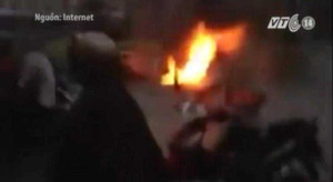 Clip: Một phụ nữ tự thiêu giữa Sài Gòn phản đối Trung Quốc