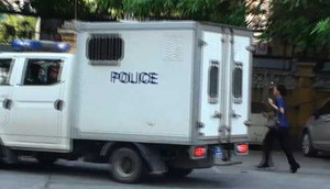 Vợ Dương Chí Dũng đuổi theo xe chở chồng khi rời tòa