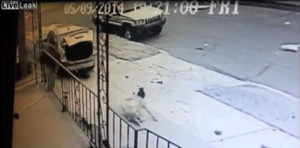 Ôtô húc bay bé gái khi chạy trốn cảnh sát