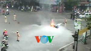 Hà Nội: Xe máy cháy ngùn ngụt giữa ngã tư