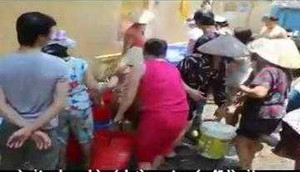 Kinh hoàng clip chen chân mua nước sạch giá 'cắt cổ' giữa Thủ đô