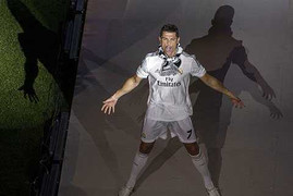 Ronaldo thành công ở Real: Xấu trai, hết đất sống