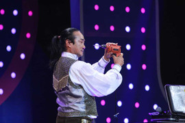 Rùng rợn với 'quái nhân' tự khoan mũi