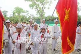 Học sinh tiểu học hát vang Quốc ca trong lễ bế giảng