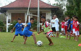 Xem 'ngọc thô' của bầu Đức đá ma với chân đất