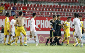 Treo giò cầu thủ Hải Phòng lột áo, dọa trọng tài